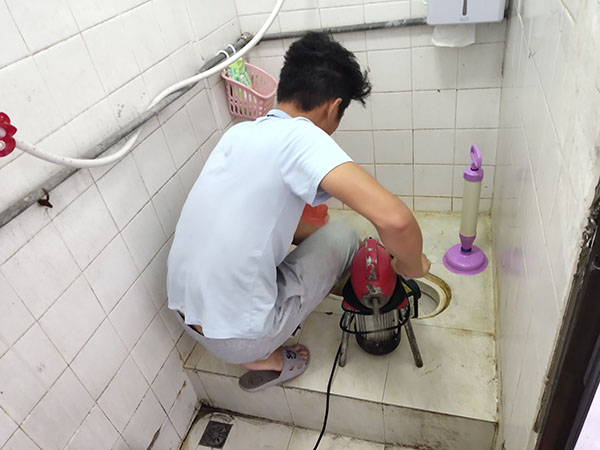 板芙管道堵塞冒臭气 专业师傅现场解决问题